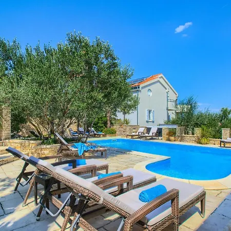 Splendid In With Swimming Pool Apartment Murter