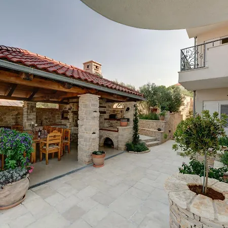 Splendid In With Swimming Pool *