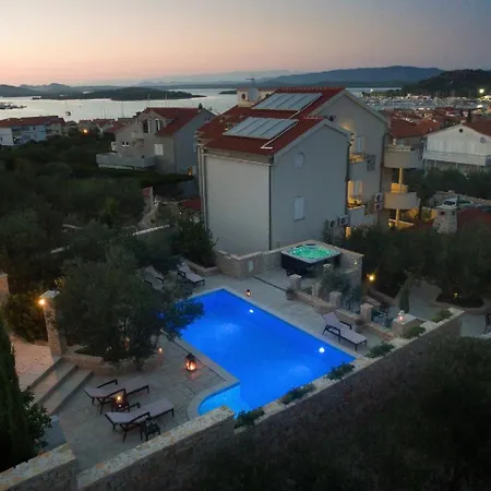 In With Pool & Bubble Bath Apartment *